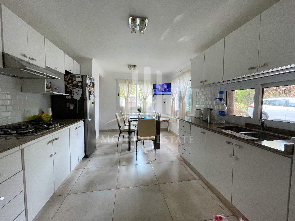 Foto de # CASA DE 5 AMBIENTES SOBRE LOTE CENTRAL EN BARRIO LOS SAUCES, imagen 4