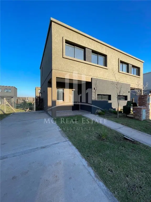 ## IMPECABLE DÚPLEX EN VENTA DE 5 AMBIENTES EN EL BARRIO CERRADO EL ALJIBE 3