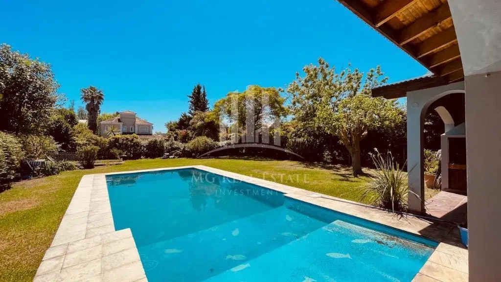 # EN VENTA CÓMODA Y AMPLIA PROPIEDAD DE 5 AMBIENTES EN EL BARRIO LOS SAUCES 3