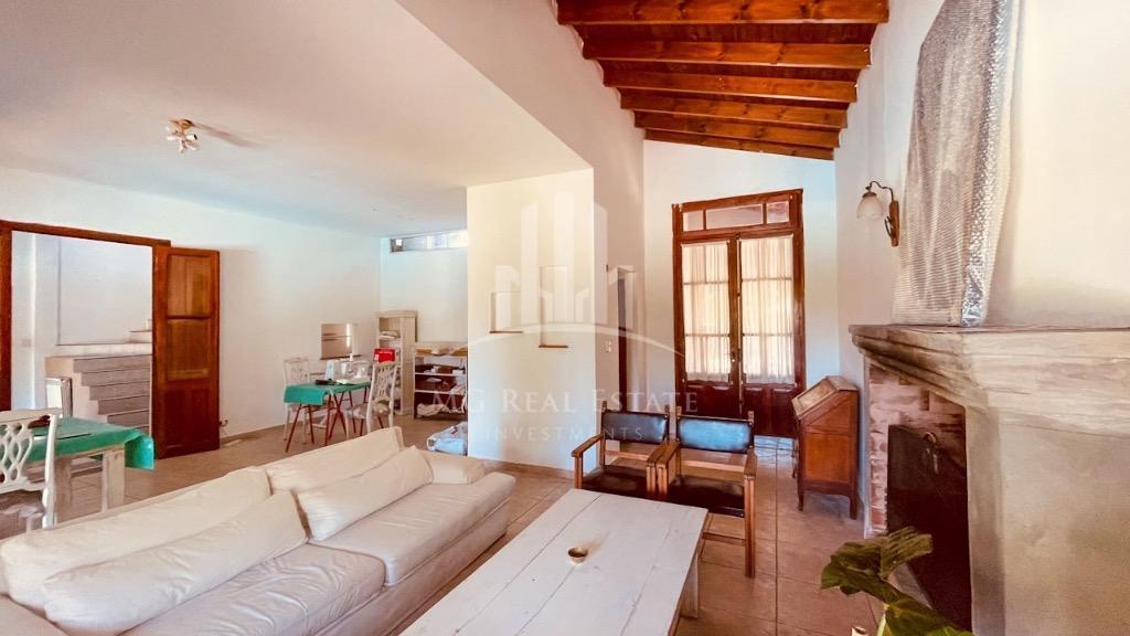 # EN VENTA CÓMODA Y AMPLIA PROPIEDAD DE 5 AMBIENTES EN EL BARRIO LOS SAUCES