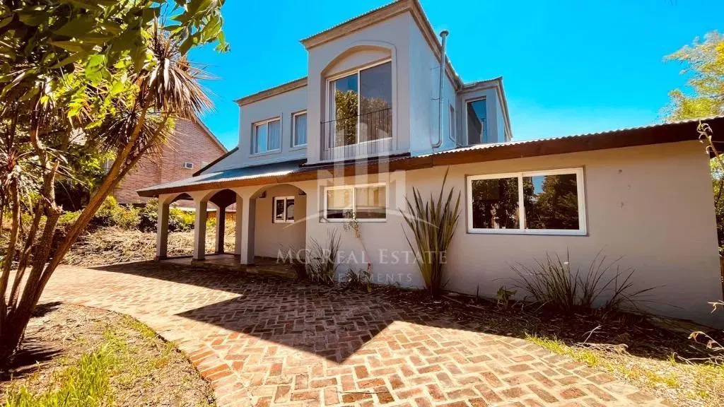 # EN VENTA CÓMODA Y AMPLIA PROPIEDAD DE 5 AMBIENTES EN EL BARRIO LOS SAUCES 4