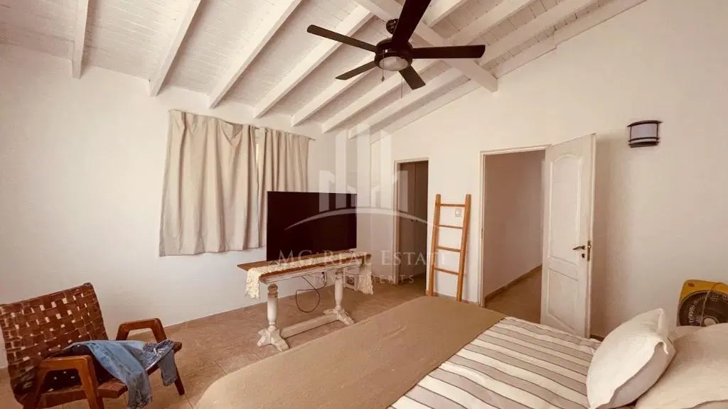 # EN VENTA CÓMODA Y AMPLIA PROPIEDAD DE 5 AMBIENTES EN EL BARRIO LOS SAUCES 5