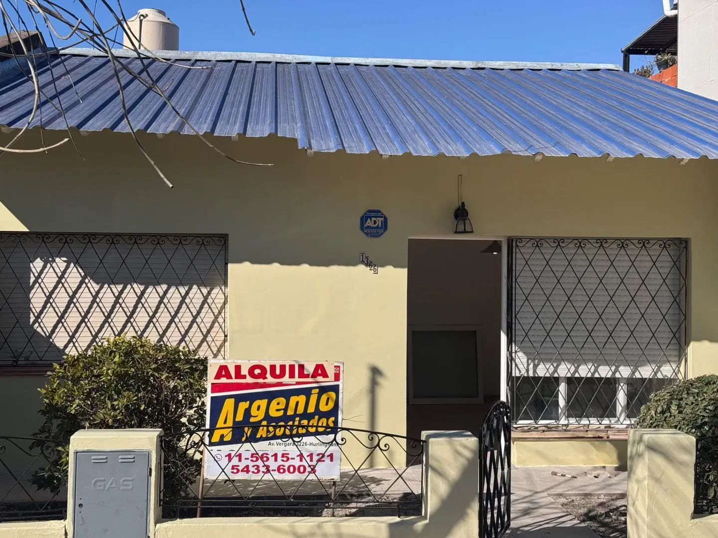Casa en Alquiler en Ituzaingó – Amplios Espacios y Cochera 3