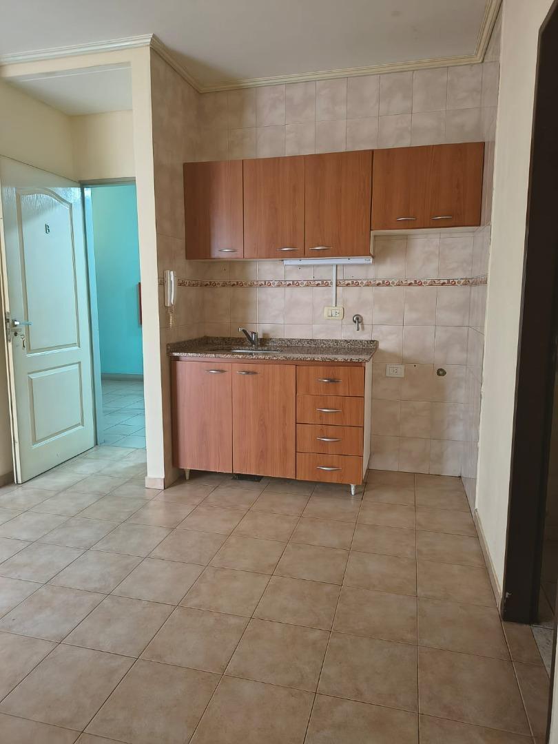 Foto de Departamento 2 amb. con patio. Buena Ubicación Hurlingham, imagen 2