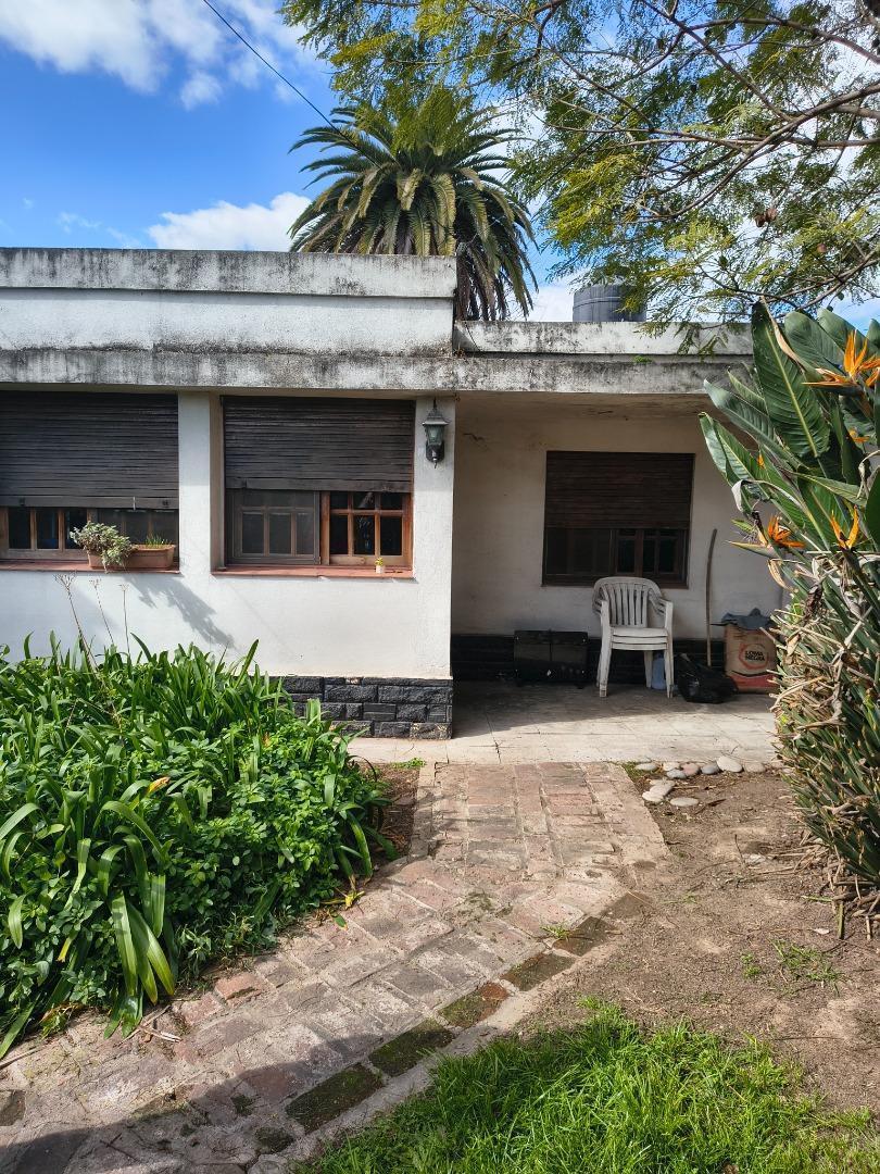 Foto de CASA ANTIGUA S/LOTE DE 341m2 - FONDO C/PISCINA - VILLA CLUB, imagen 1