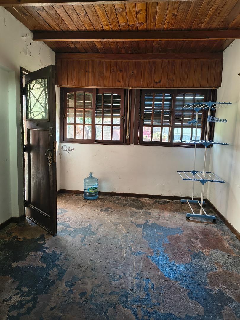 Foto de CASA ANTIGUA S/LOTE DE 341m2 - FONDO C/PISCINA - VILLA CLUB, imagen 4