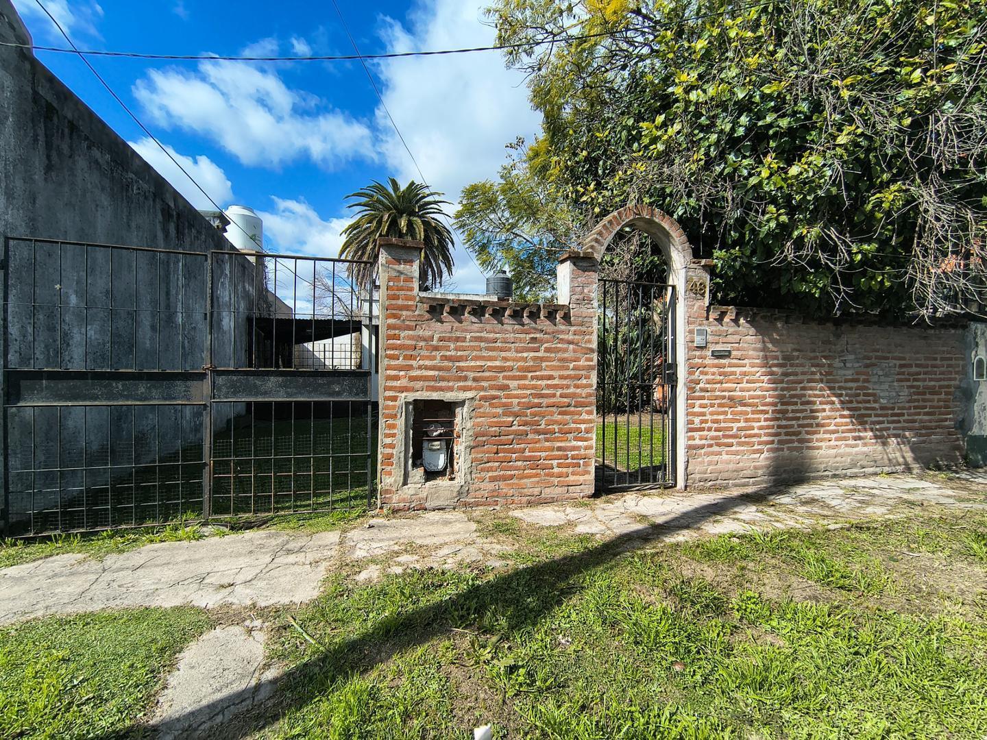 Foto de CASA ANTIGUA S/LOTE DE 341m2 - FONDO C/PISCINA - VILLA CLUB, imagen 2