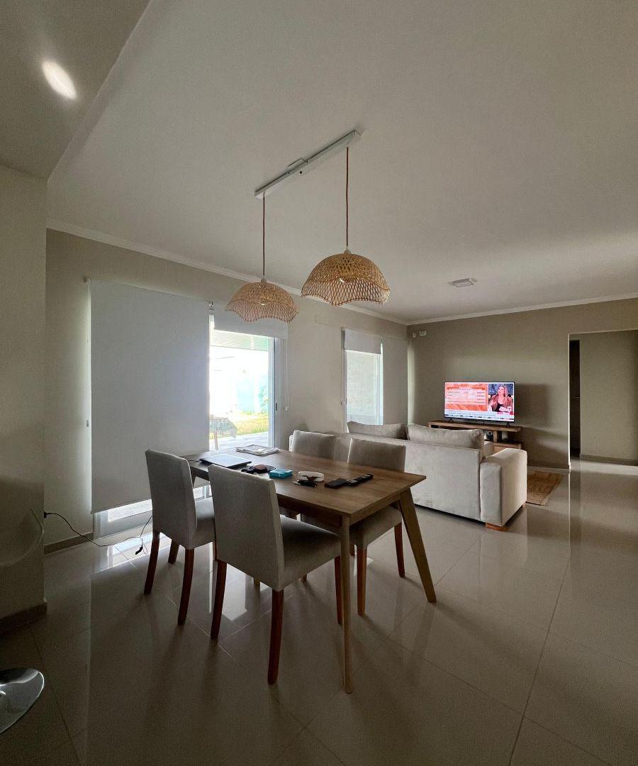 Foto de VENDO CASA DE 3 DORM CON COCHERA DOBLE PILETA Y GALERIA EN RESERVA, imagen 5