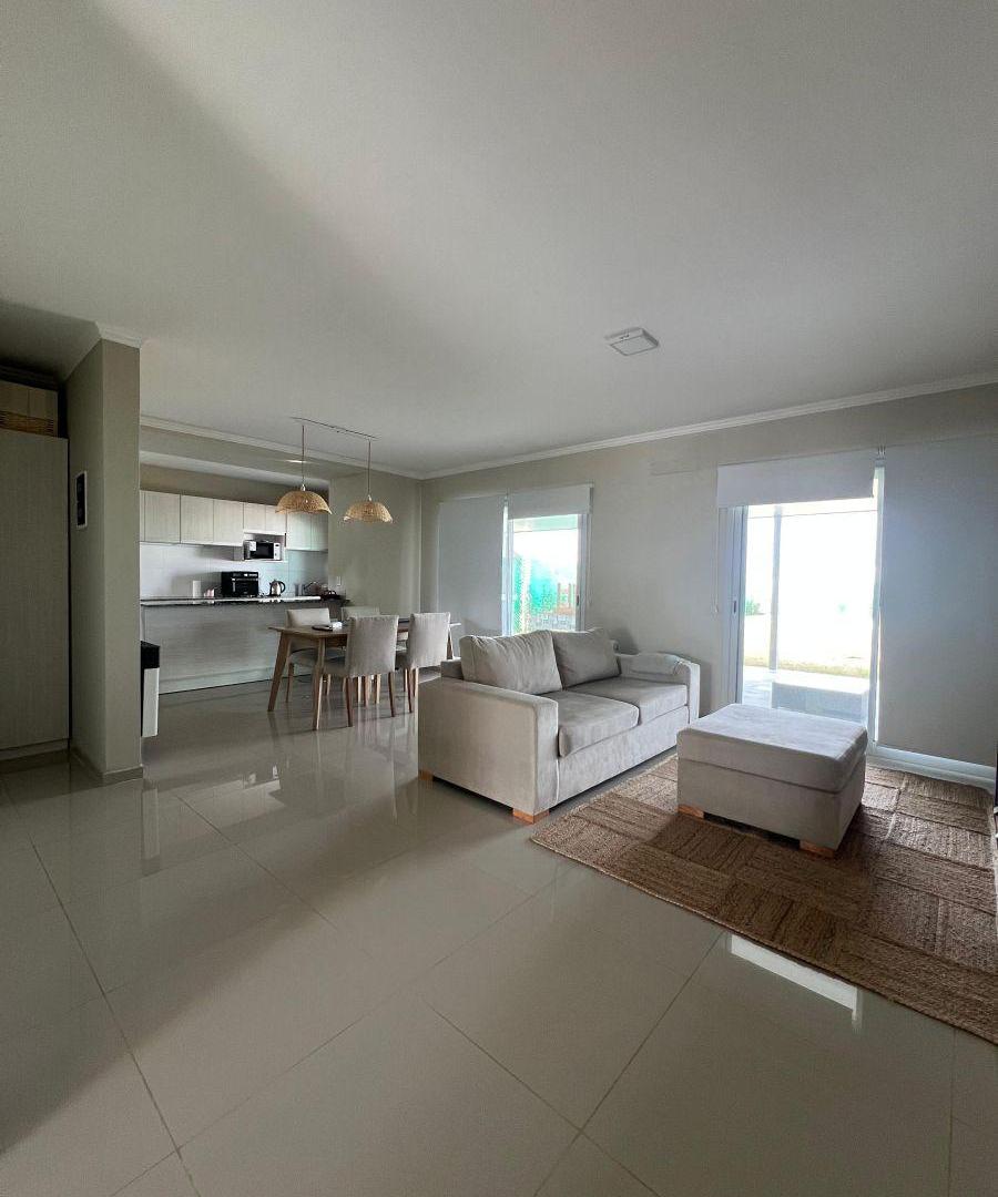 Foto de VENDO CASA DE 3 DORM CON COCHERA DOBLE PILETA Y GALERIA EN RESERVA, imagen 1
