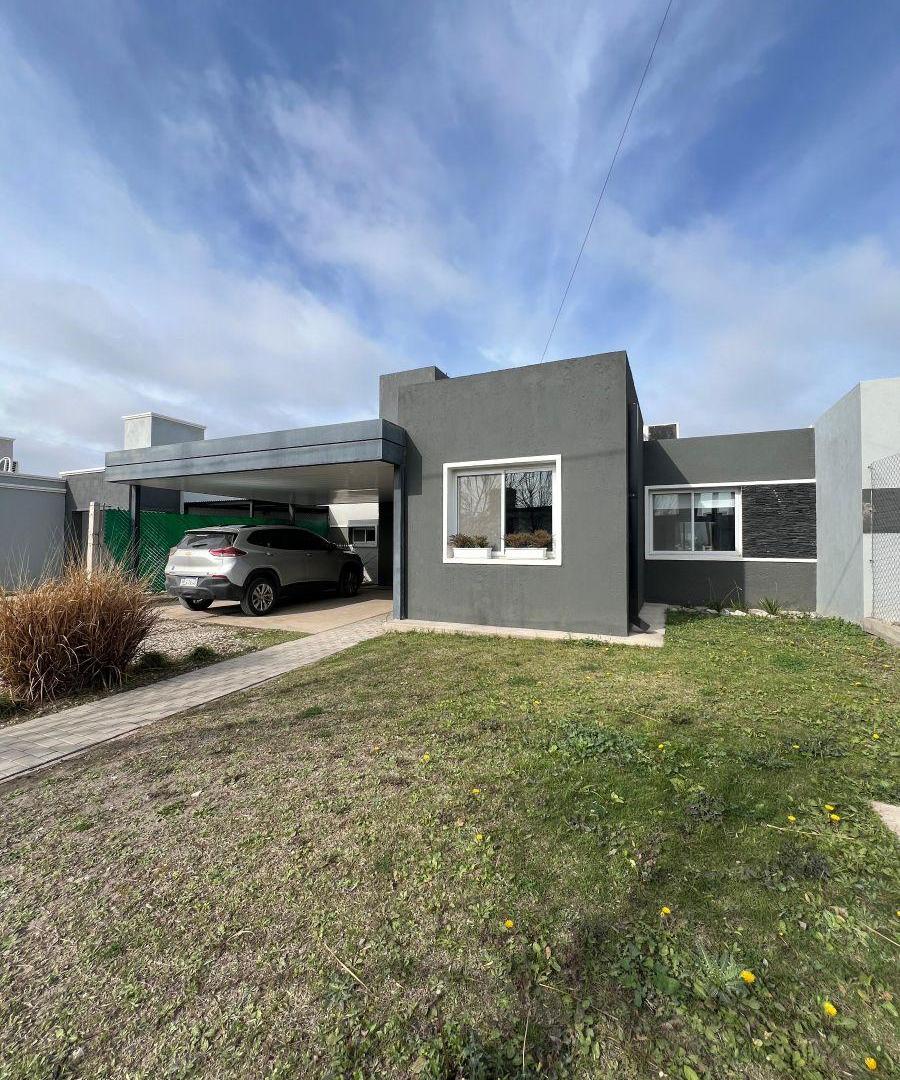 Foto de VENDO CASA DE 3 DORM CON COCHERA DOBLE PILETA Y GALERIA EN RESERVA, imagen 2