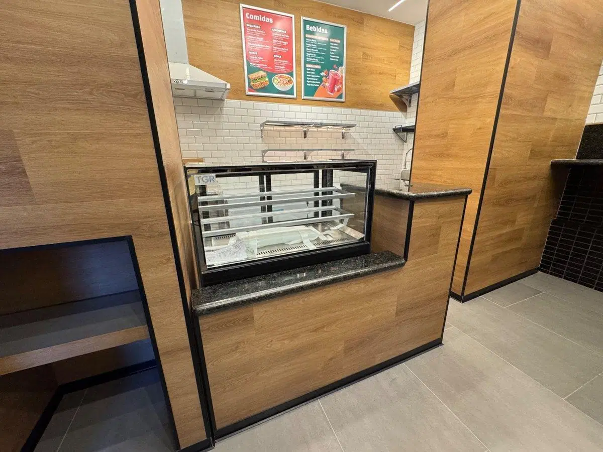 Alquiler de local equipado p/ cafetería en Cordón 3
