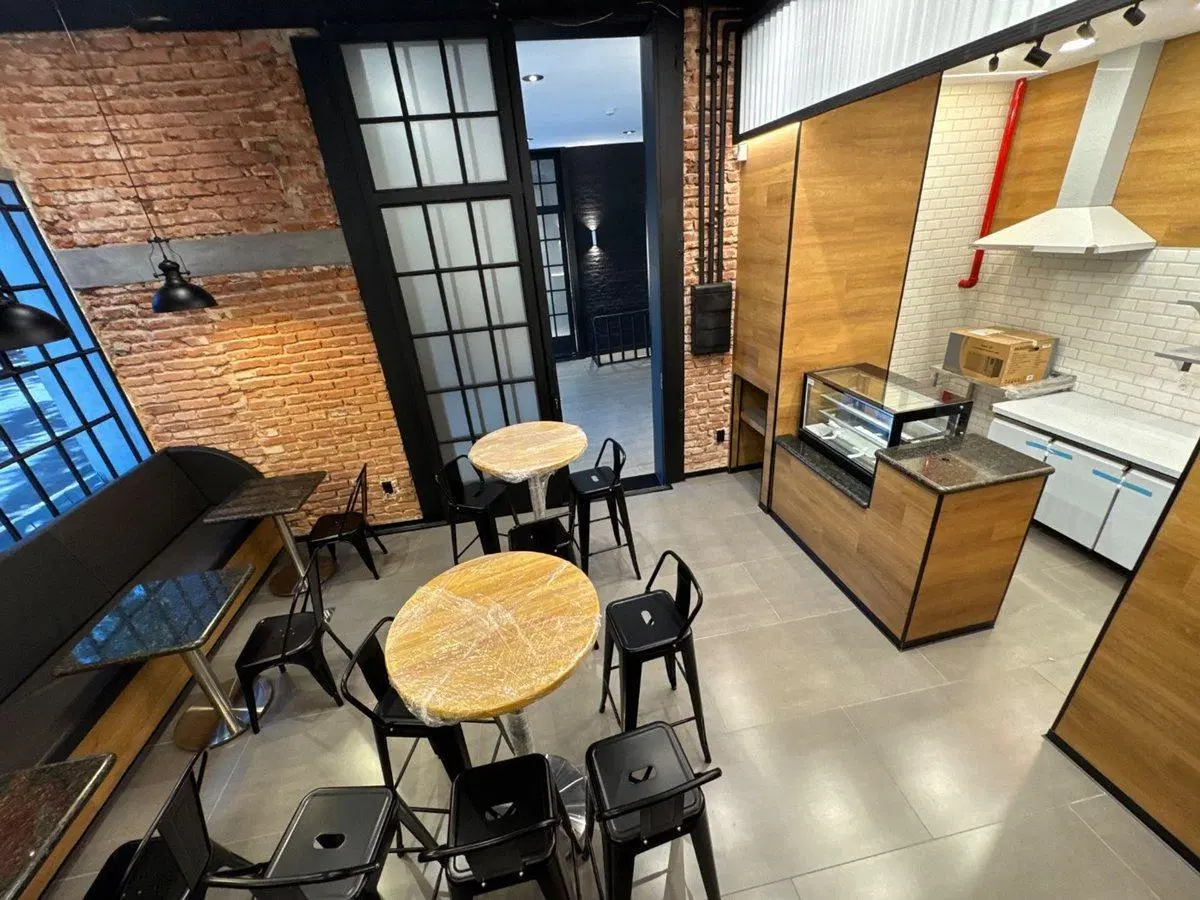 Alquiler de local equipado p/ cafetería en Cordón 2