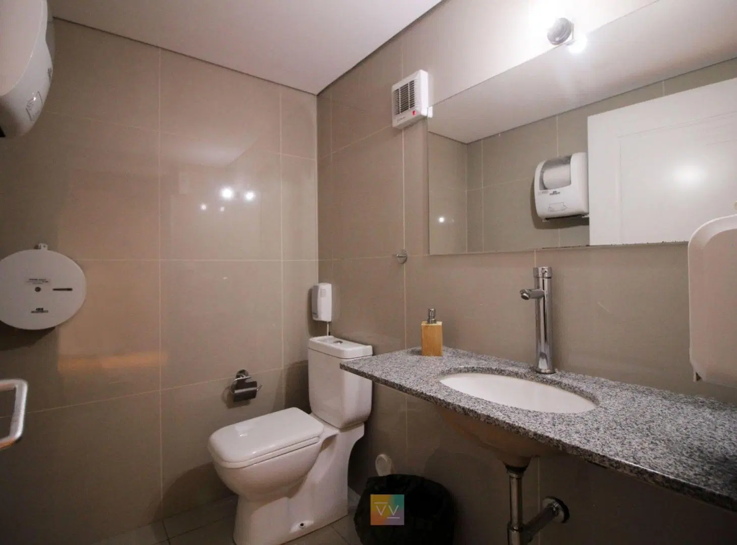 VENTA OFICINA CIUDAD VIEJA 5