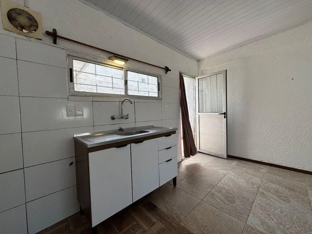 Alquilo casa 1 dormitorio con garaje Est Atlantida 3