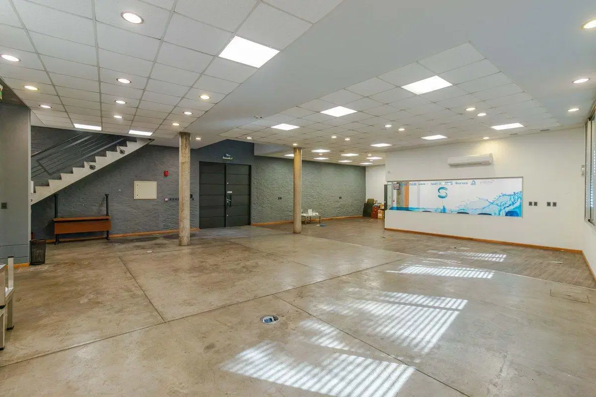 VENTA DE LOCAL COMERCIAL CON DEPOSITO DE 100 m2 2