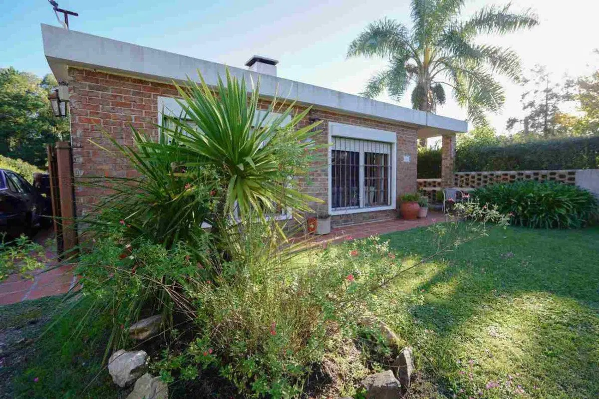 Vendo casa 2 dormitorios gran terreno  Costa Azul 2