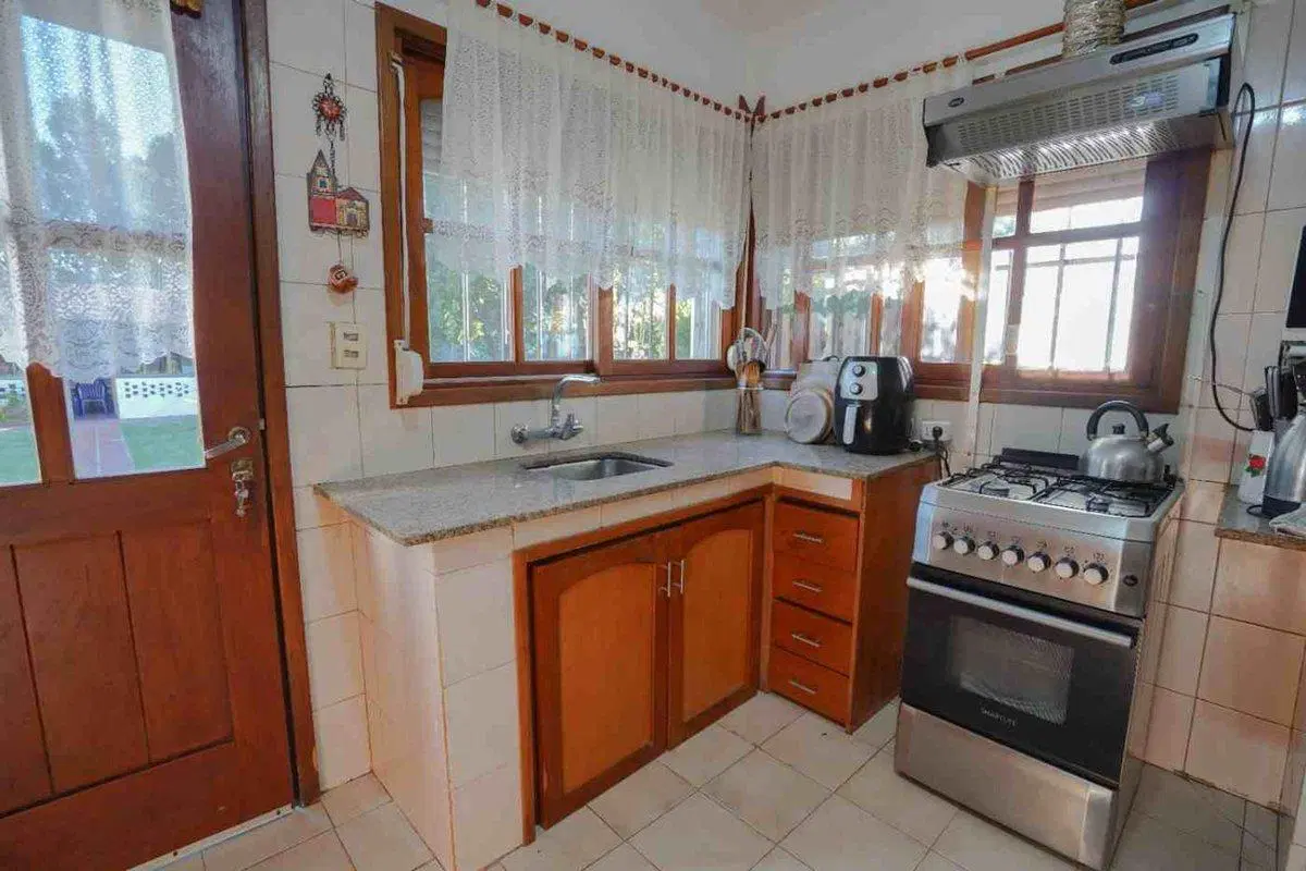 Vendo casa 2 dormitorios gran terreno  Costa Azul 3