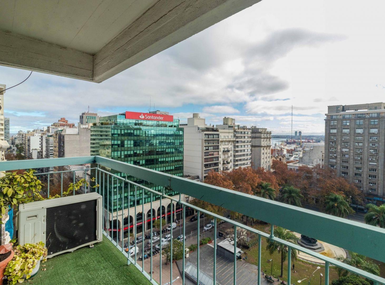 Venta apto 2 dorm + servicio en el Centro c/garaje