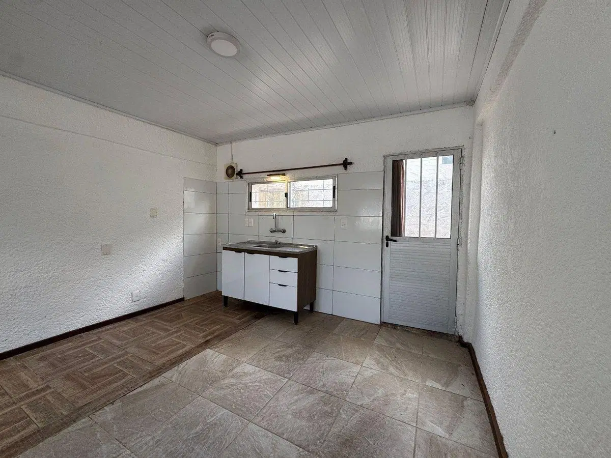Alquilo casa 1 dormitorio con garaje Est Atlantida 2