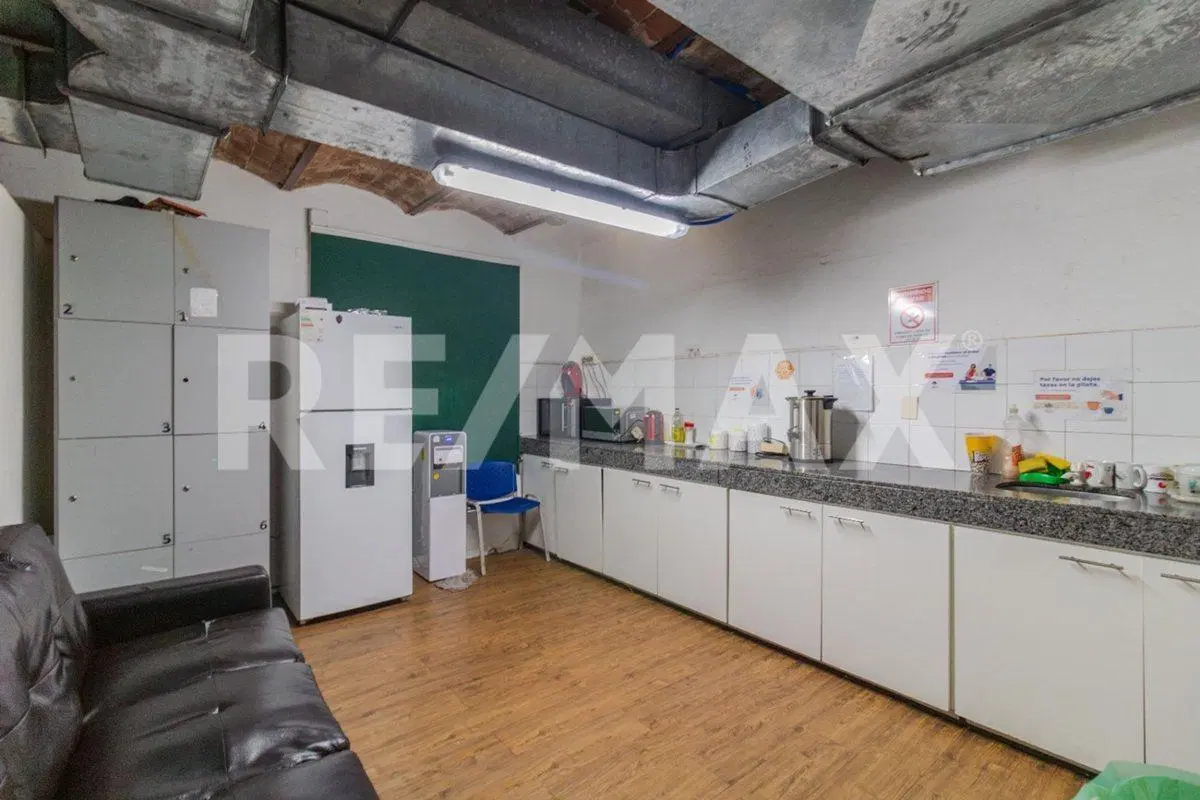 Venta de oficina de 5 pisos en el Centro con renta 5