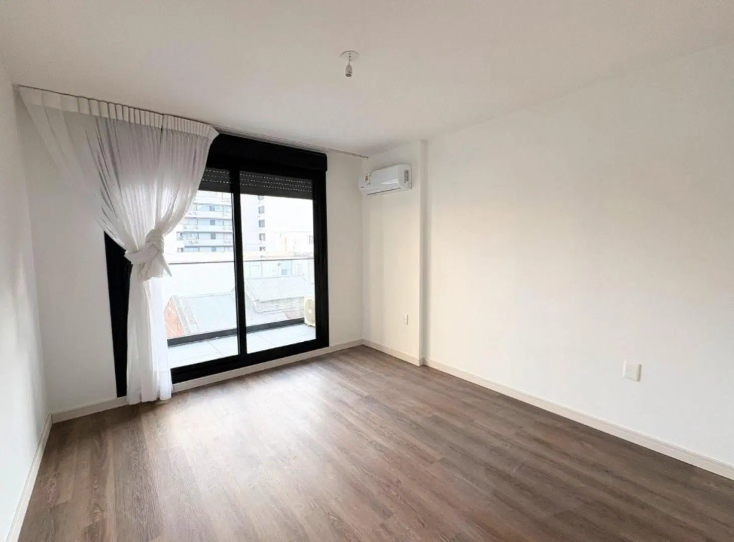 Alquila apartamento un dormitorio y cochera cordon 5