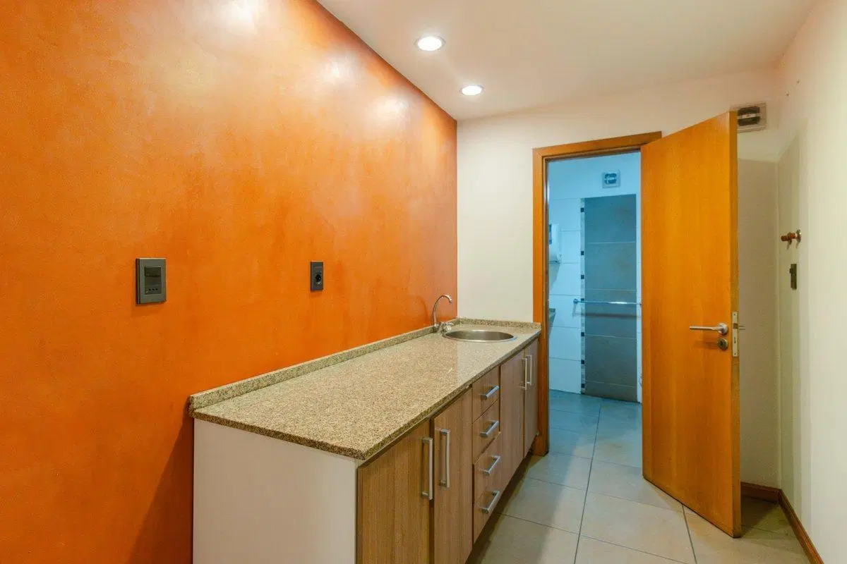 VENTA DE LOCAL COMERCIAL CON DEPOSITO DE 100 m2 2