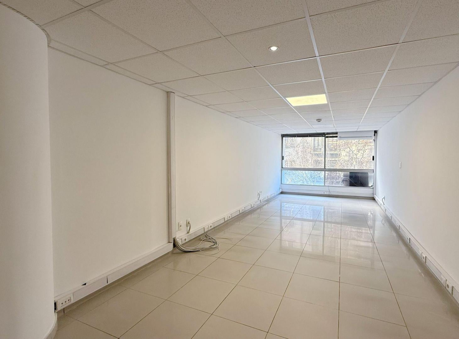 Foto de VENTA OFICINA CENTRO PLAZA CAGANCHA, imagen 4