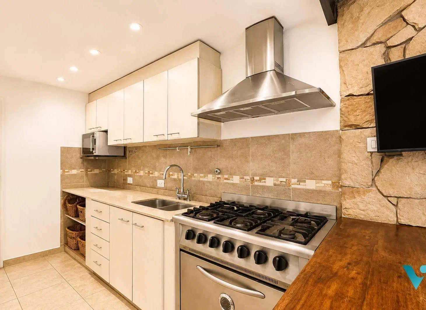 Casa en venta de dos plantas con suite principal, parque y pileta + galeria con parrilla 8