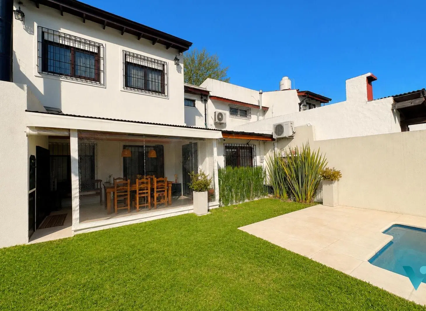 Casa en venta de dos plantas con suite principal, parque y pileta + galeria con parrilla 4