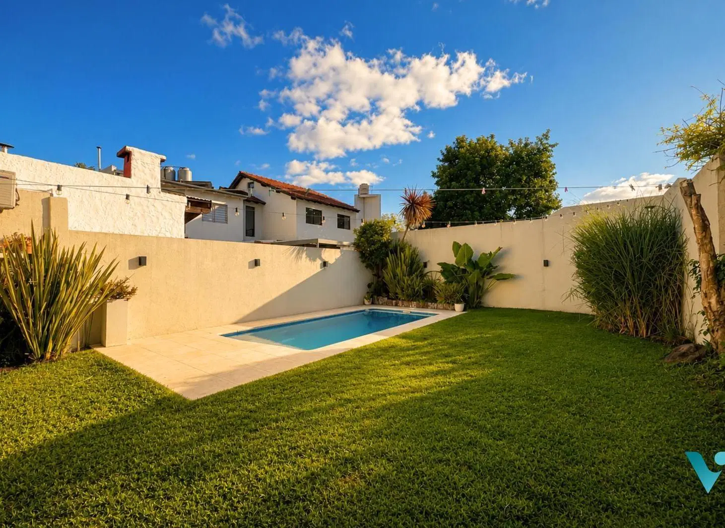 Casa en venta de dos plantas con suite principal, parque y pileta + galeria con parrilla 5