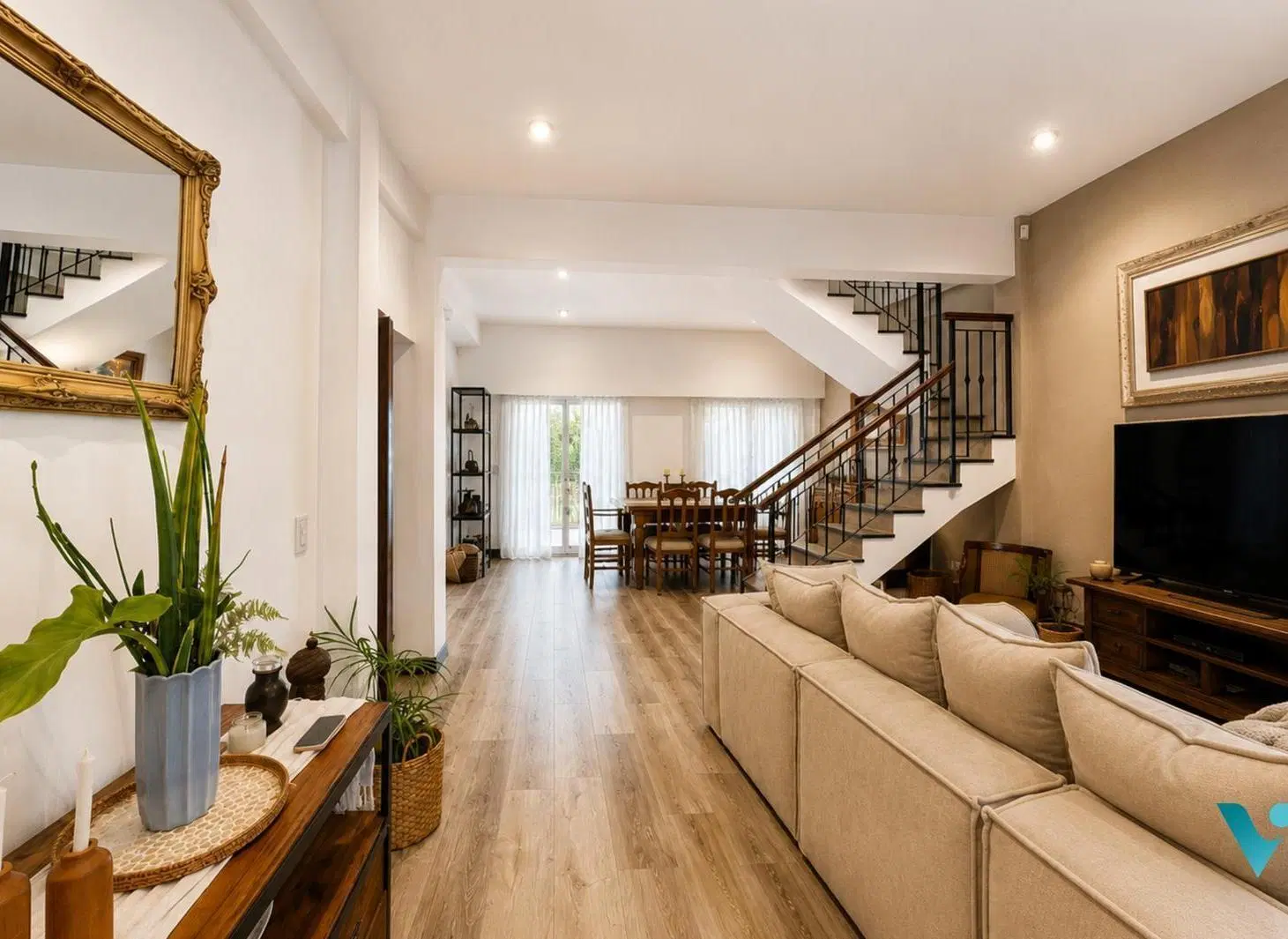 Casa en venta de dos plantas con suite principal, parque y pileta + galeria con parrilla 5