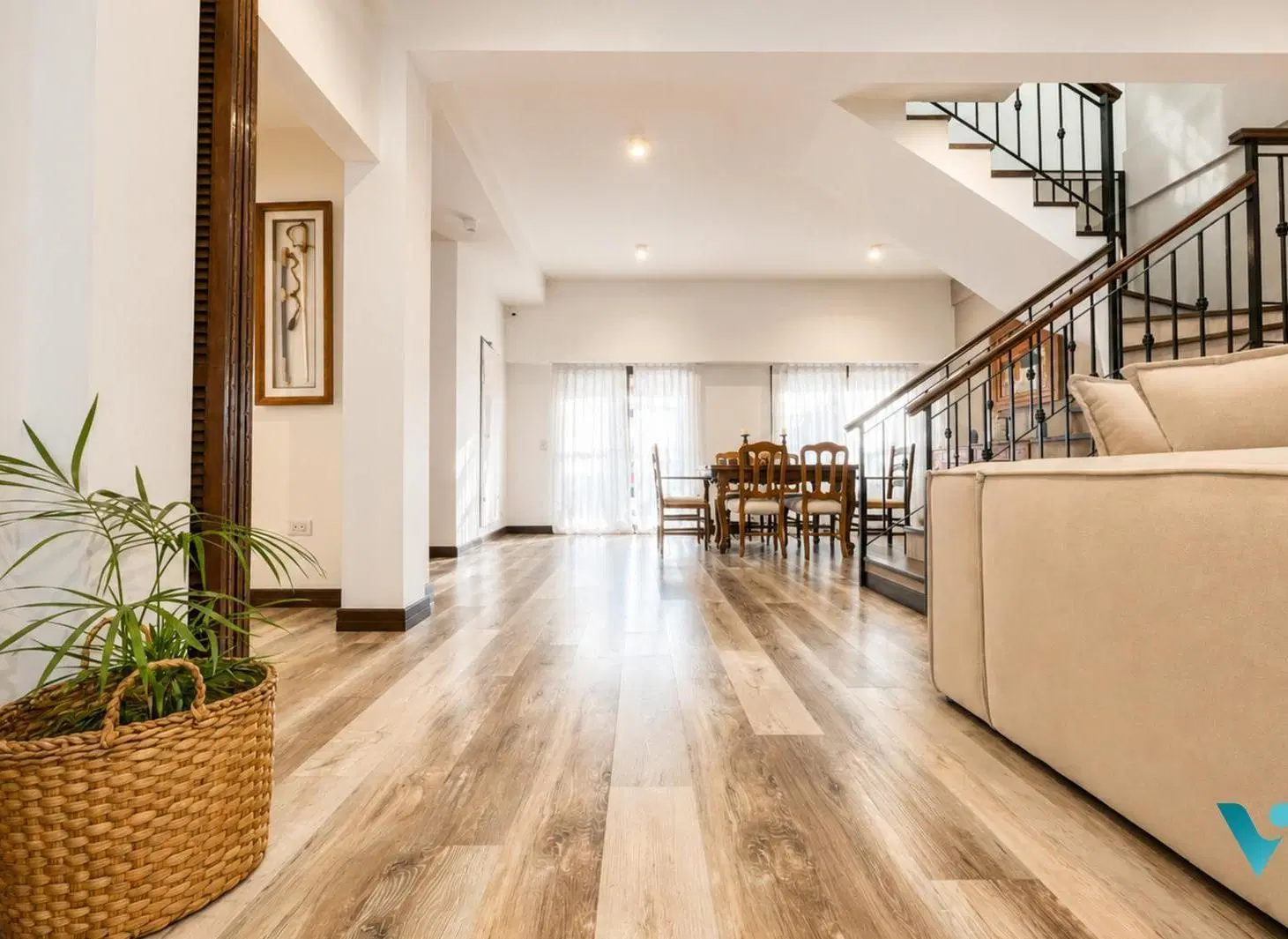 Casa en venta de dos plantas con suite principal, parque y pileta + galeria con parrilla 8