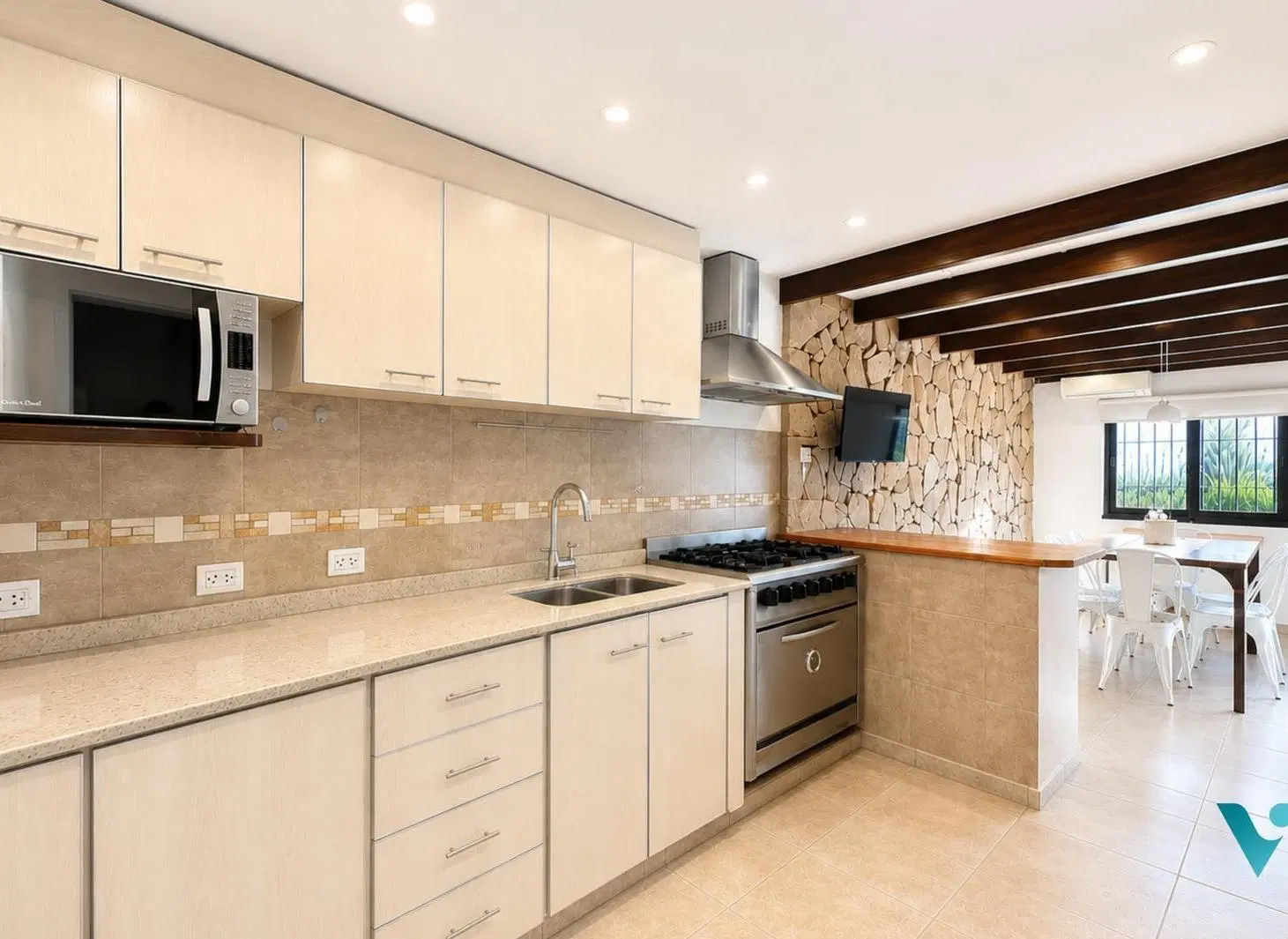 Casa en venta de dos plantas con suite principal, parque y pileta + galeria con parrilla 3