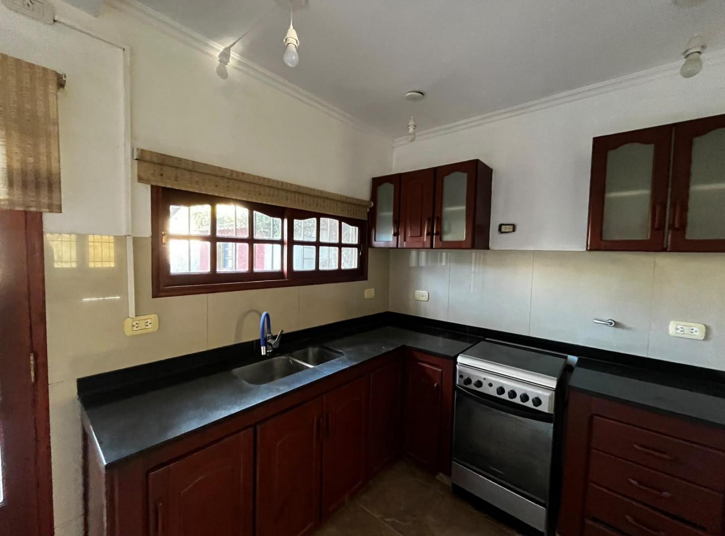 Foto de Casa en alquiler 3 ambientes con cochera en Ituzaingó sur, imagen 2