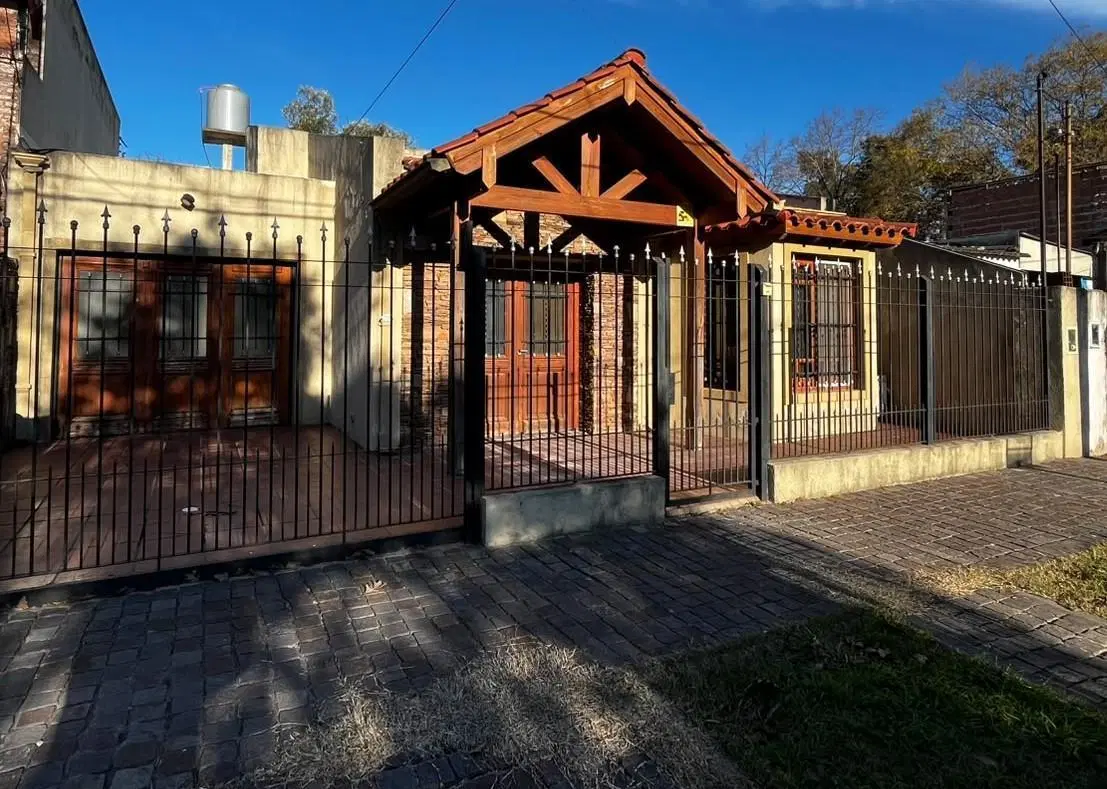 Casa en alquiler 3 ambientes con cochera en Ituzaingó sur 1