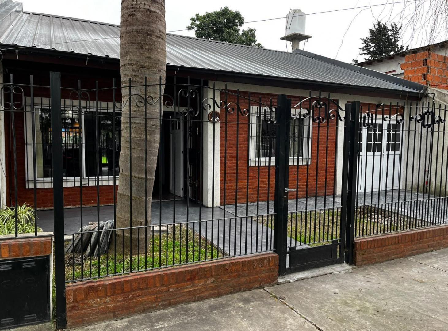 Casa en alquiler 3 ambientes con cochera en Ituzaingó sur