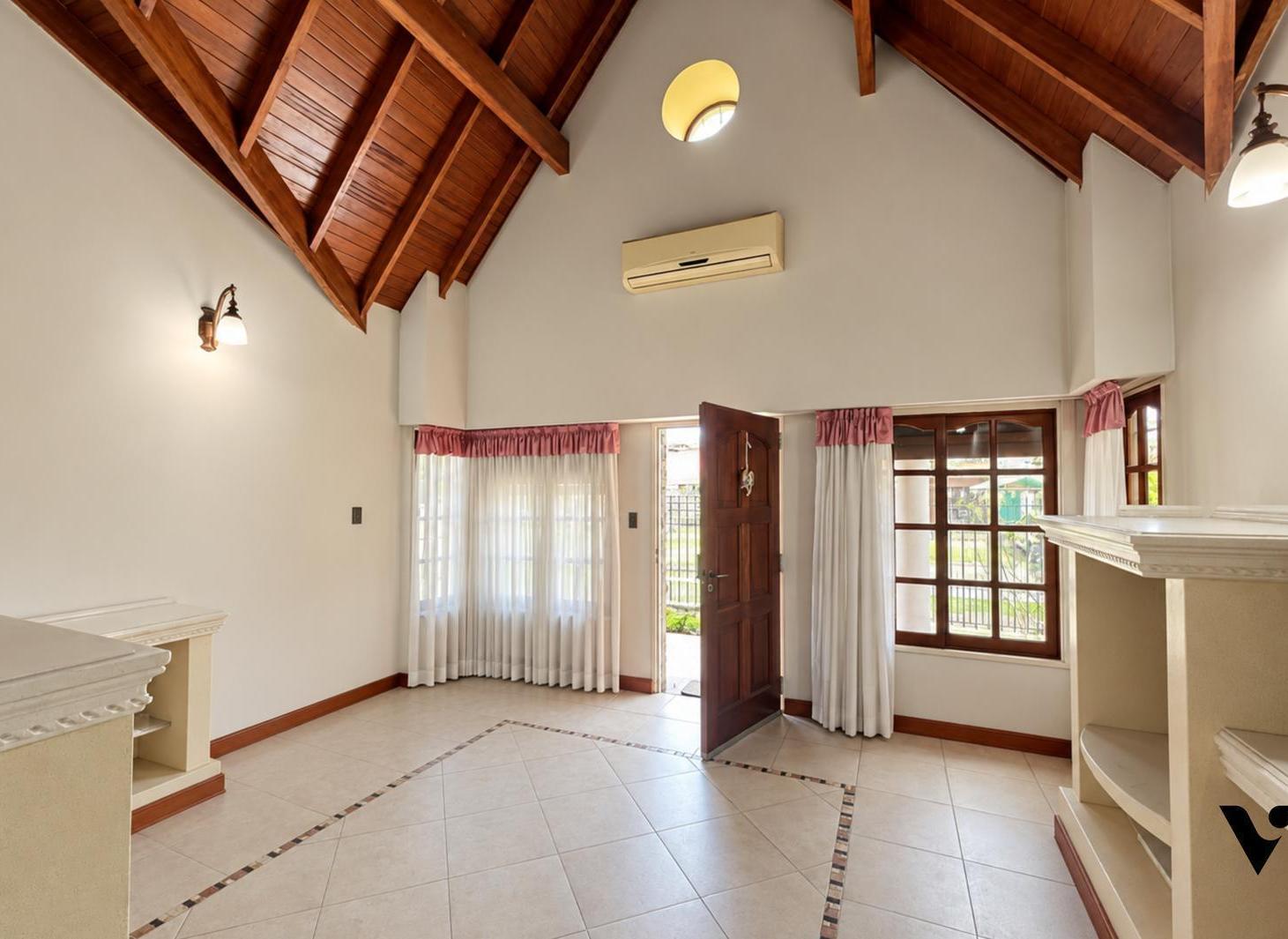 Foto de Venta casa 4 ambientes con parque pileta y quincho, imagen 2
