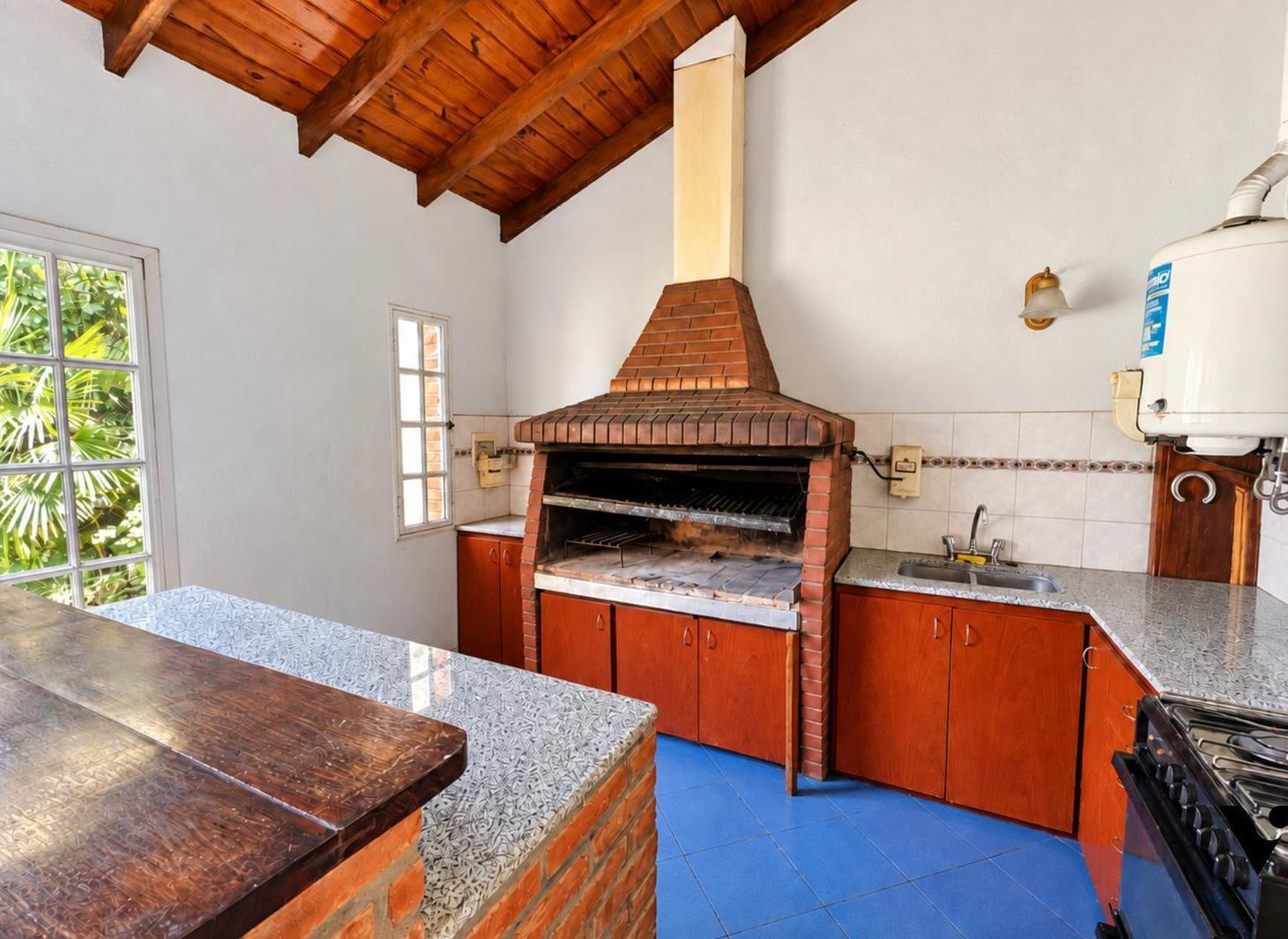 Foto de Venta casa 4 ambientes con parque pileta y quincho, imagen 5