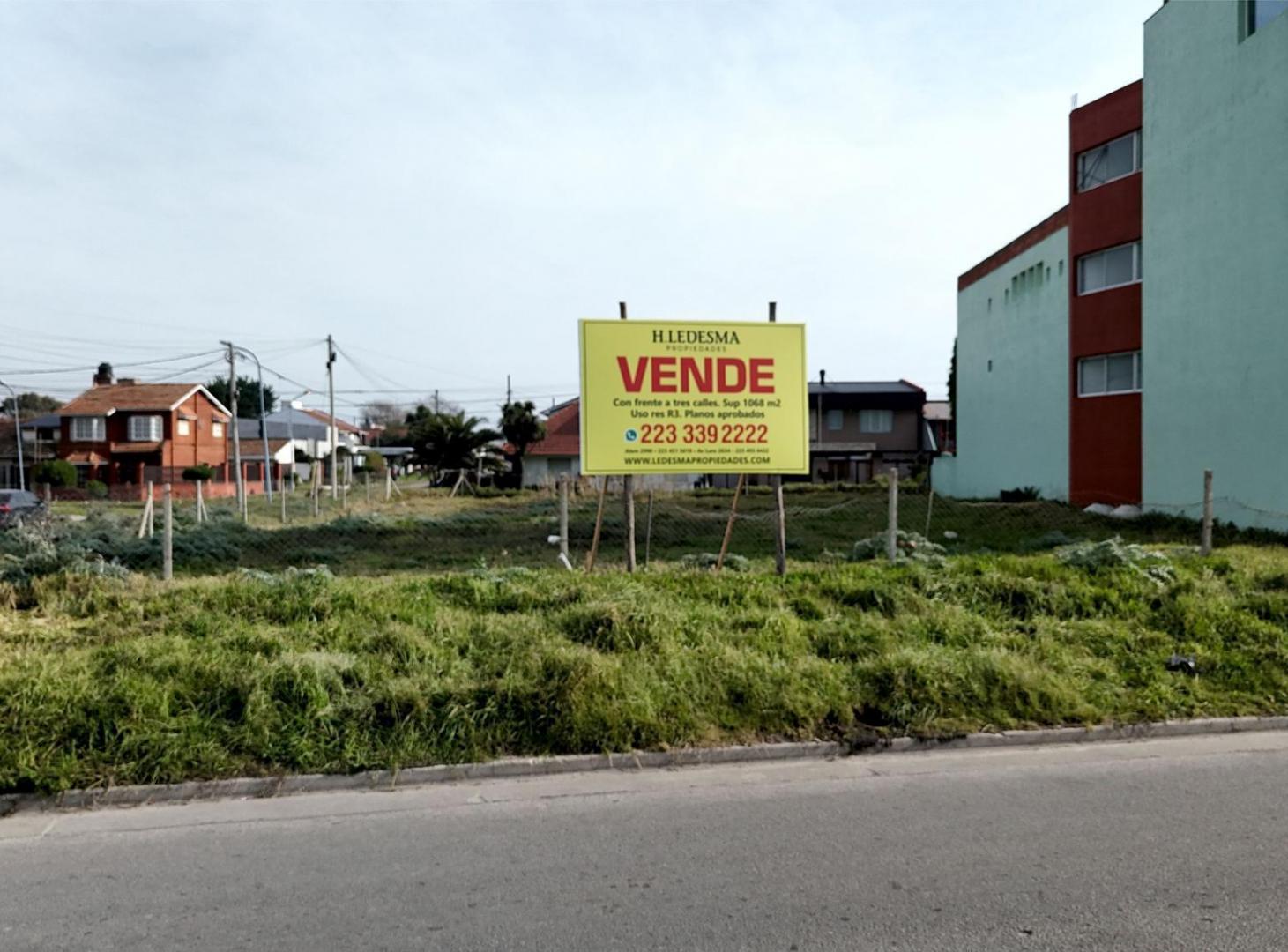 Venta. Terreno en esquina frente al mar