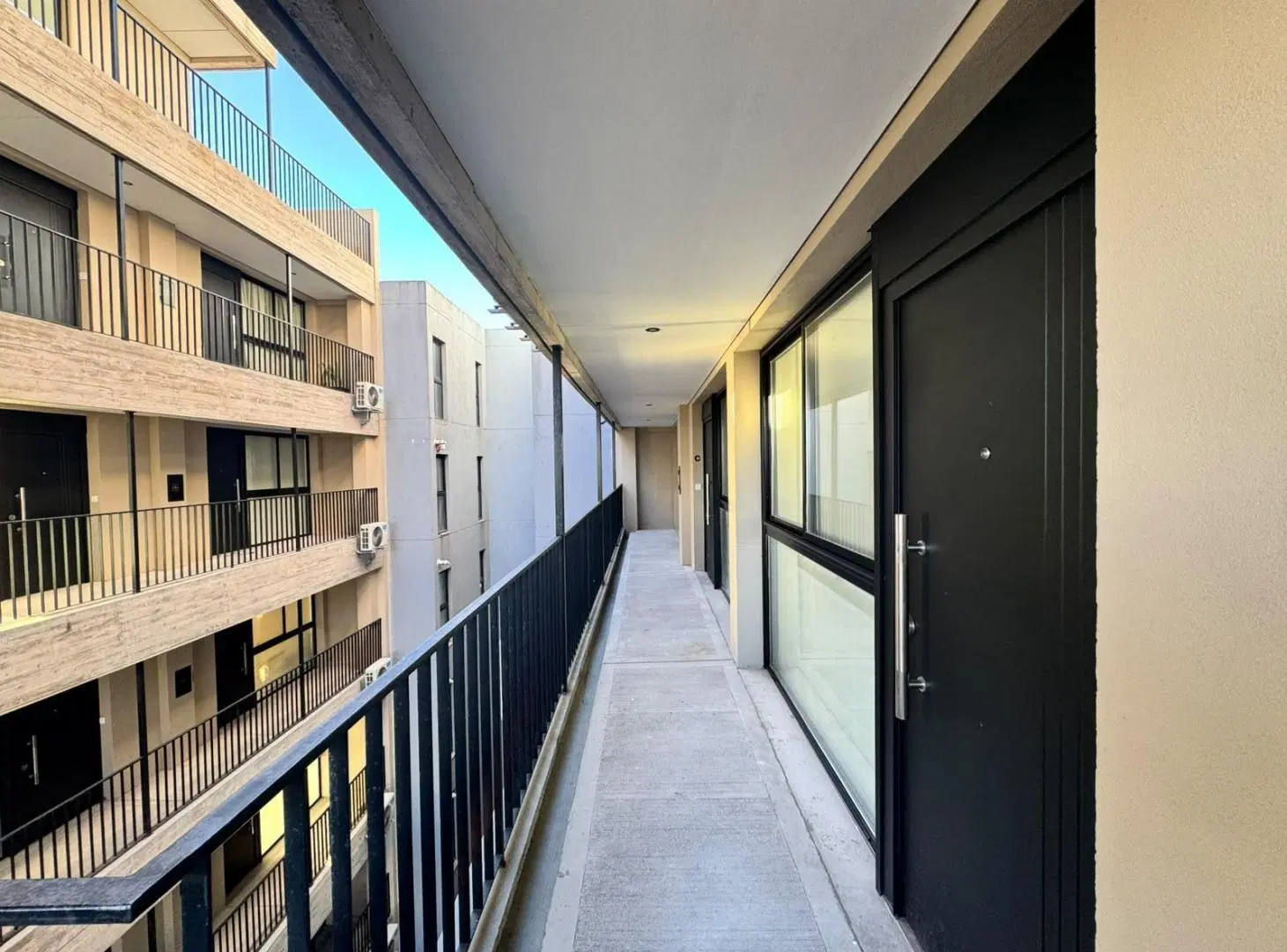 Departamento de un ambiente a estrenar con cochera y baulera en zona Aldrey 5