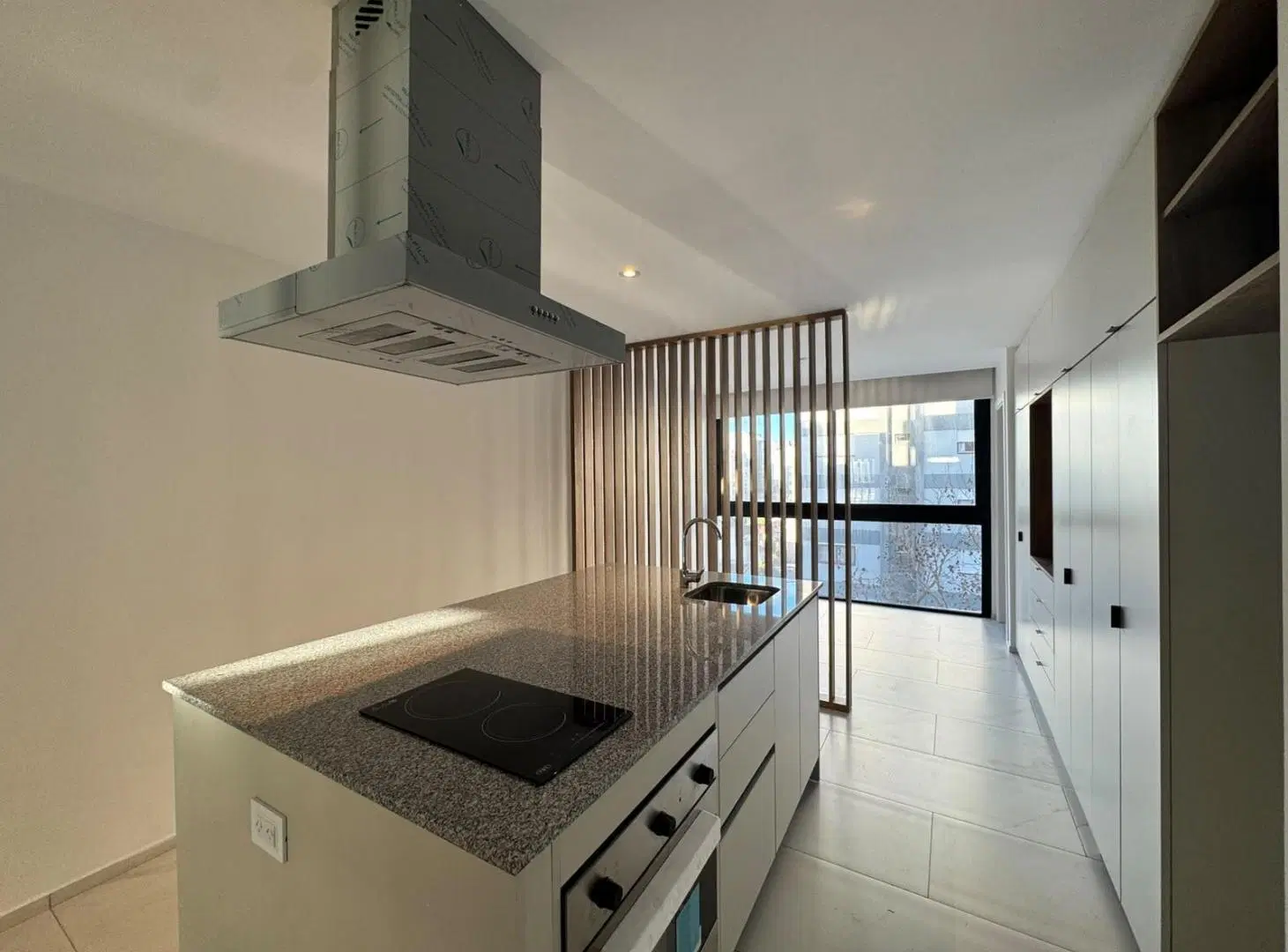 Departamento de un ambiente a estrenar con cochera y baulera en zona Aldrey 3