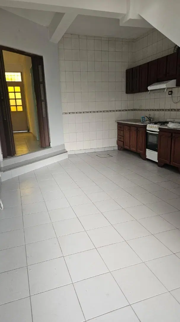 Alquiler casa con cochera y patio-Ituzaingó norte 1