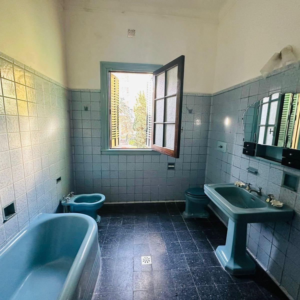 Imponente Casa en El Corazon de Olivos 2