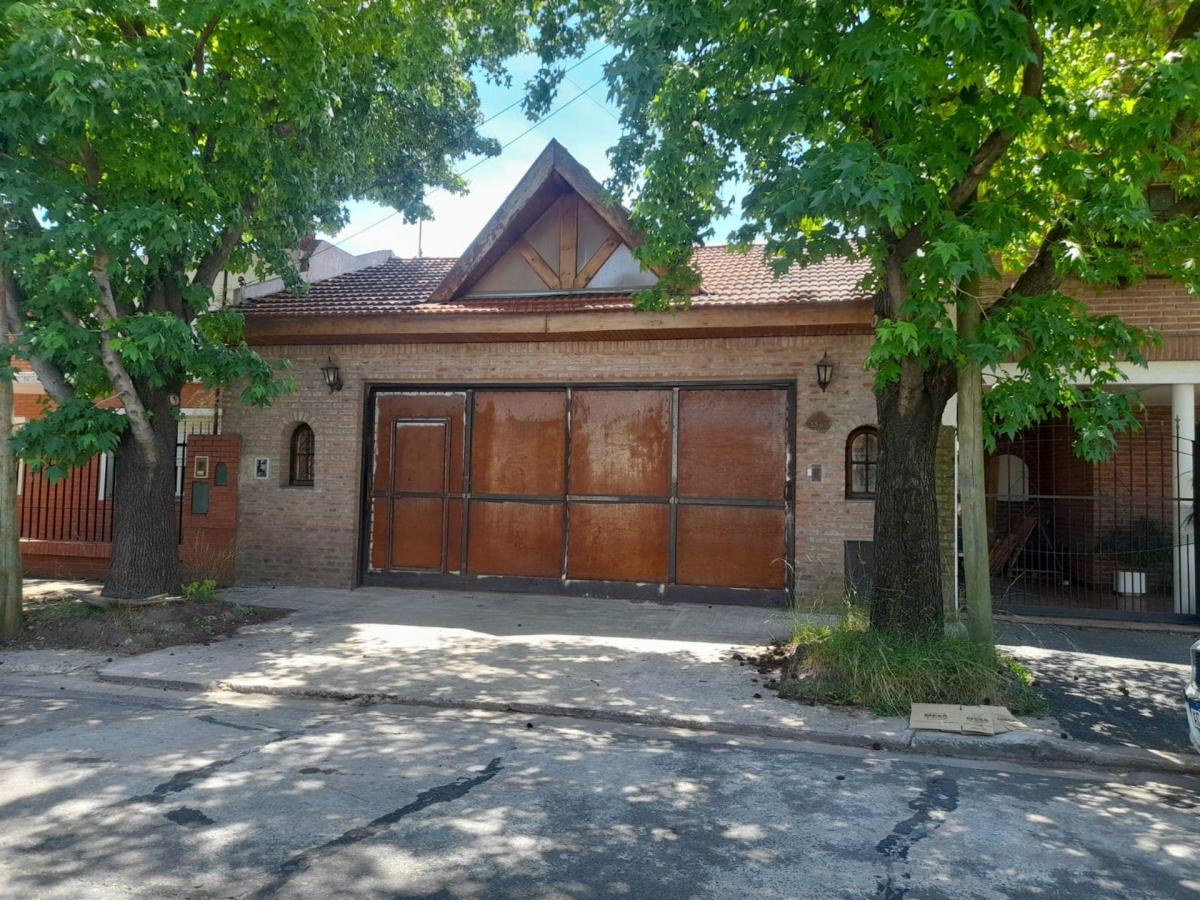 Casa/venta con Gran Jardin Vte. Lopez Cocheras 1
