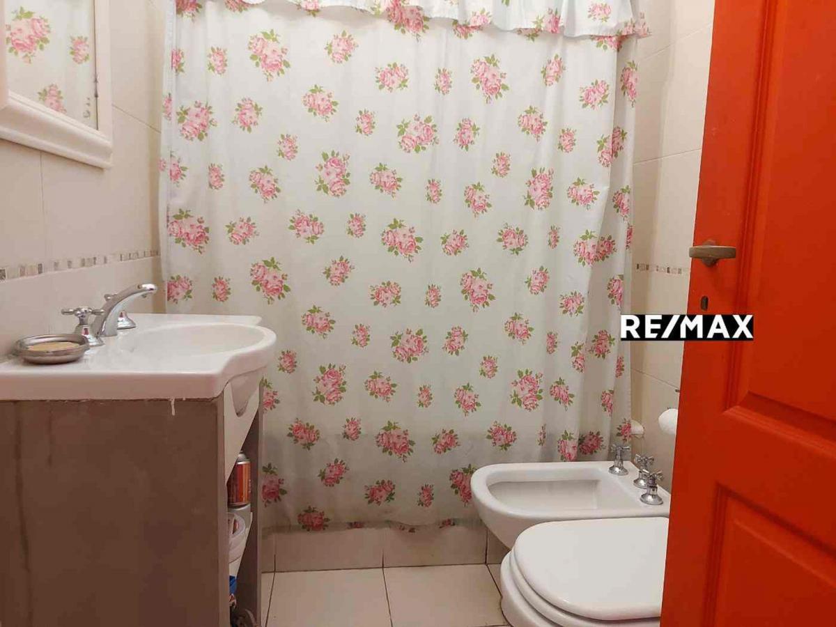 Excelente Casa en Lote Propio en Chacarita 1