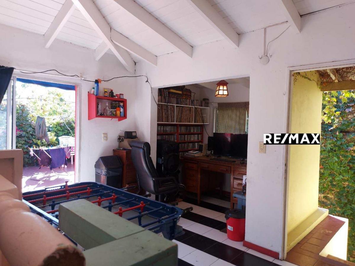 Excelente Casa en Lote Propio en Chacarita 2