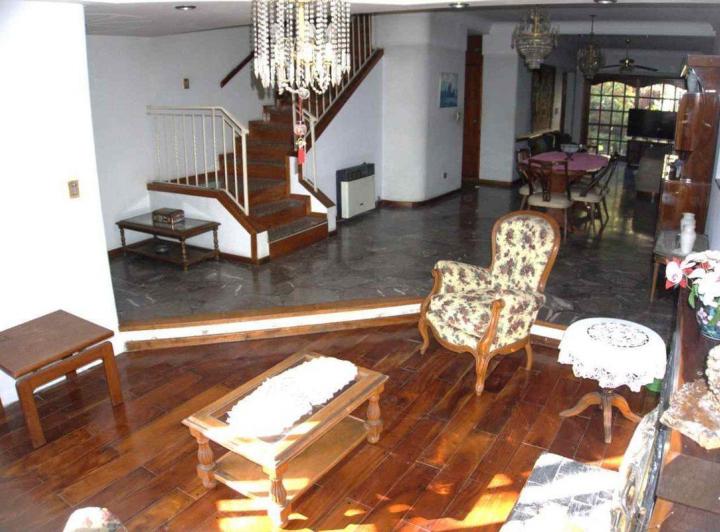Venta CASA 5 amb, COCHERA doble y JARDÍN Pompeya 3