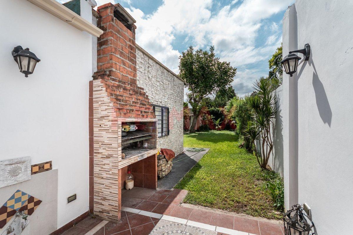 CASA COCHERAS JARDÍN 332 m2 Monte Grande