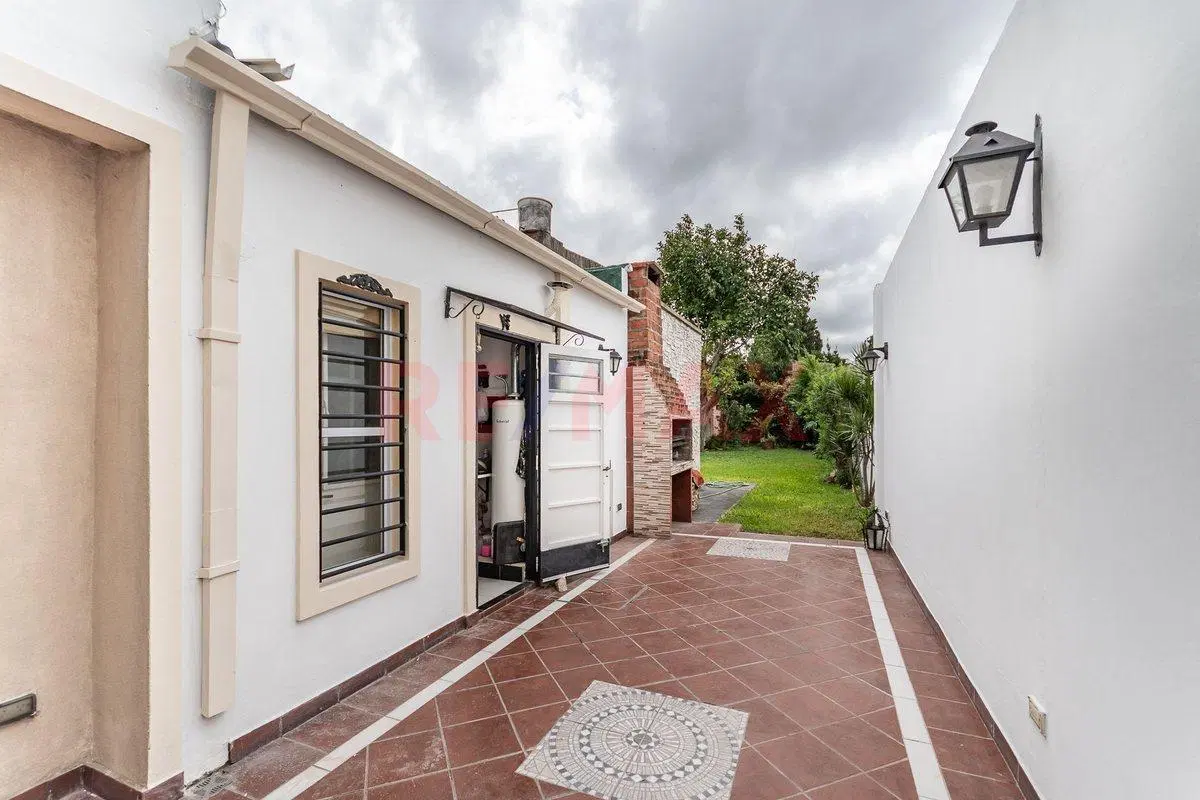 CASA COCHERAS JARDÍN 332 m2 Monte Grande 2