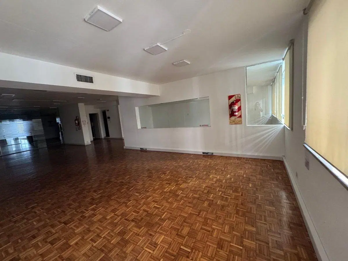 VENTA OFICINA MICROCENTRO PISO 1 320 METROS 3